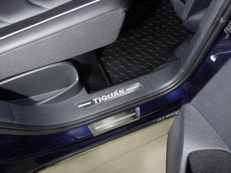 VOLKSWAGEN Tiguan 2017- Вставки задние на пластиковые пороги (лист зеркальный надпись Tiguan) 2шт Обвес для VOLKSWAGEN Tiguan 2017- Вставки задние на пластиковые пороги (лист зеркальный надпись Tiguan) 2шт
