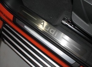 Обвес для AUDI Q3 2019- Накладки на пластиковые пороги (лист шлифованный надпись Audi) 4шт