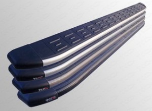 Обвес для AUDI Q5 2008-2016 Пороги алюминиевые с пластиковой накладкой (карбон серебро) 1820 мм