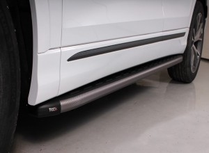 Обвес для AUDI Q8 2019- Пороги алюминиевые с пластиковой накладкой (карбон серые) 2020 мм