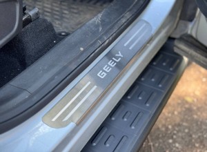 GEELY Atlas 2023- Накладки на пороги (лист шлифованный падпись Geely) 4шт Обвес для GEELY Atlas 2023- Накладки на пороги (лист шлифованный падпись Geely) 4шт
