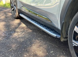 GEELY Atlas 2023- Пороги алюминиевые с пластиковой накладкой (карбон серые) 1820 мм Обвес для GEELY Atlas 2023- Пороги алюминиевые с пластиковой накладкой (карбон серые) 1820 мм
