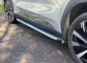 GEELY Atlas 2023- Пороги алюминиевые с пластиковой накладкой (карбон серебро) 1820 мм Обвес для GEELY Atlas 2023- Пороги алюминиевые с пластиковой накладкой (карбон серебро) 1820 мм