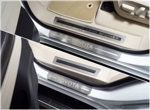 Обвес для TOYOTA Land Cruiser 300 2021- Накладки на пороги (лист шлифованный надпись Toyota) 4шт