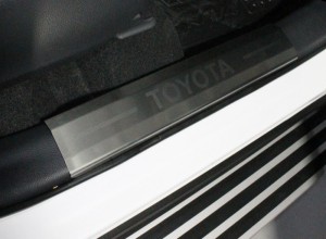 Обвес для TOYOTA RAV4 2019- Накладки на пластиковые пороги (лист шлифованный надпись Toyota) 4 шт