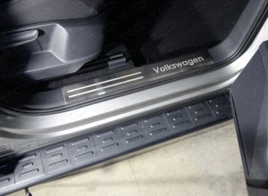 Обвес для VOLKSWAGEN Tiguan 2017-2021 Накладки на пластиковые пороги (лист шлифованный надпись Volkswagen) 2шт